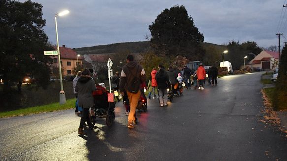 Uspávání broučků a lampiónový průvod