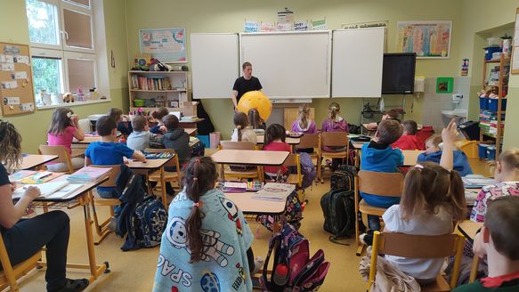 Poly dumá nad sluníčkem